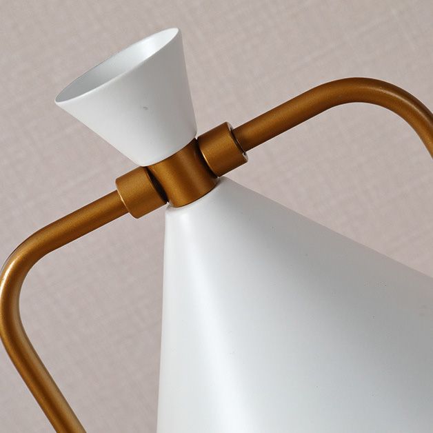 Lampada da tavolo a forma di cono in stile postmoderno Lampada da tavolo in metallo a 1 luce per camera da letto