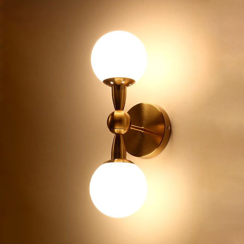 Bolvormige wandverlichting eigentijds wit glas bedmuurlamp in goud in goud