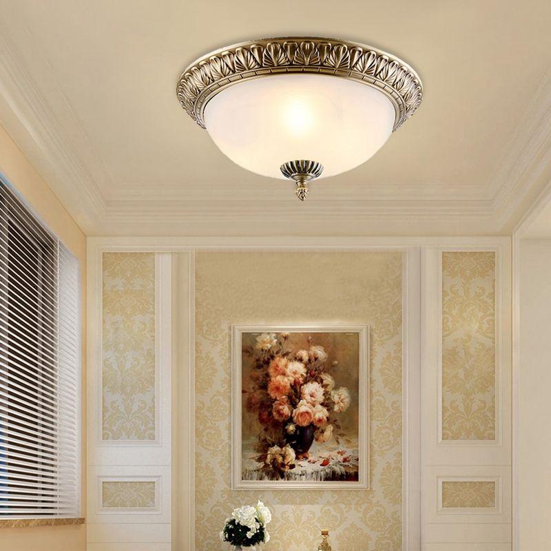 Plafondlamp in traditionele stijl, glazen kap, inbouwlamp voor zitkamer