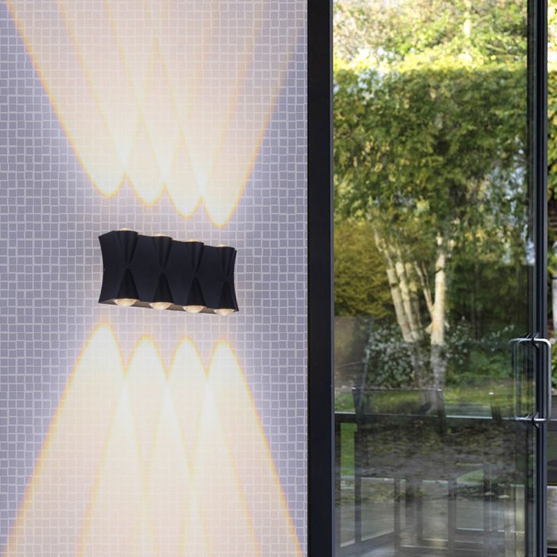 Lumière murale à LED géométrique en acrylique dans une application murale en aluminium de style créatif moderne pour les espaces extérieurs