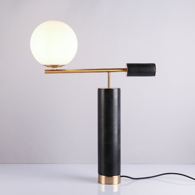 Lampada da comodino postmoderna singola in marmo da tavolo da soggiorno a cilindro con paralume in vetro color crema in nero