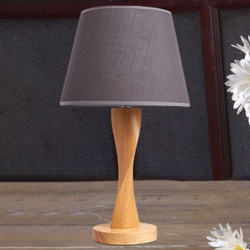 Lampada da notte intrecciata in legno Cottage 1 luce Illuminazione da tavolo da soggiorno con paralume conico in tessuto in beige/grigio/lino