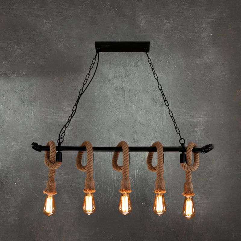 Luce a sospensione per interni neri in stile industriale con soffitto in ferro battuto con corda di canapa