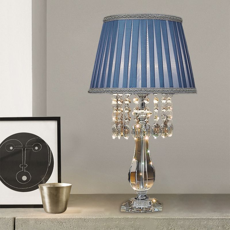 Beige/bordeaux/hemelblauw 1 lamp nachtkastje lamp traditionele heldere kristallen kralen bel/geplooide schaduw tafellicht voor slaapkamer