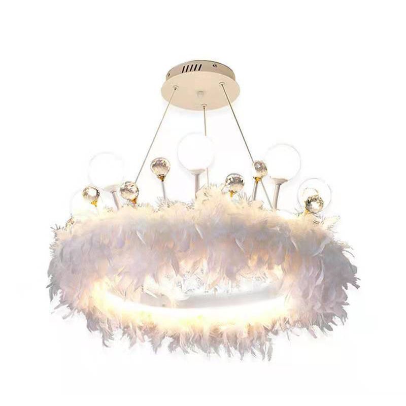 Luz colgante de LED de plumas blancas en una lámpara de aluminio de estilo de lujo moderno con decoración de cristales