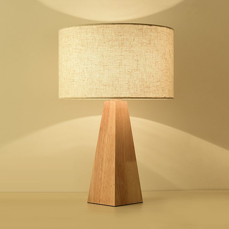 Lampada da tavolo in legno prismatico Modernista 1 luce beige luce luce con paralume in tessuto bianco