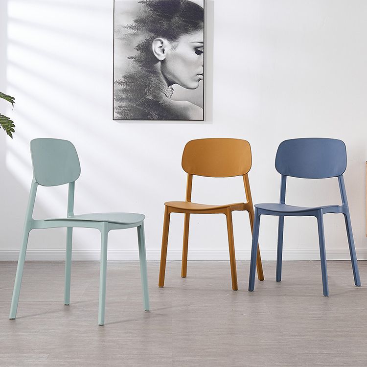 Sillas de comedor sin brazos con respaldo abierto Silla auxiliar de comedor apilable de plástico (juego de 4)