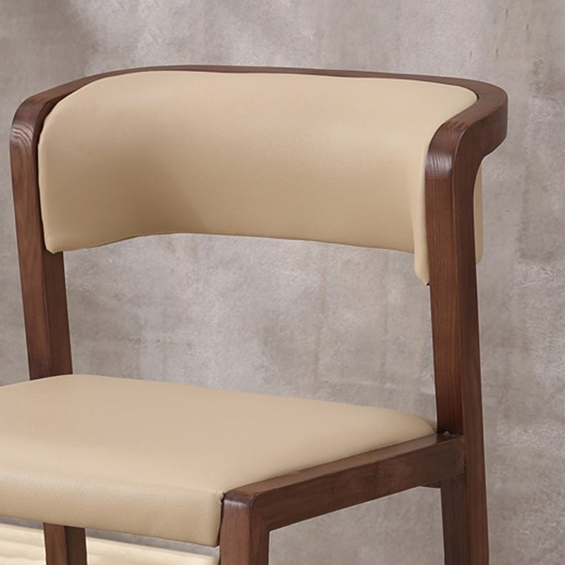 Cocina de estilo moderno, silla de comedor de madera con respaldo abierto, sillas laterales sin brazos