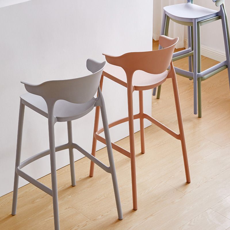 Tabouret de bar en plastique de style moderne avec repose-pieds, tabouret de bar empilable à dossier bas