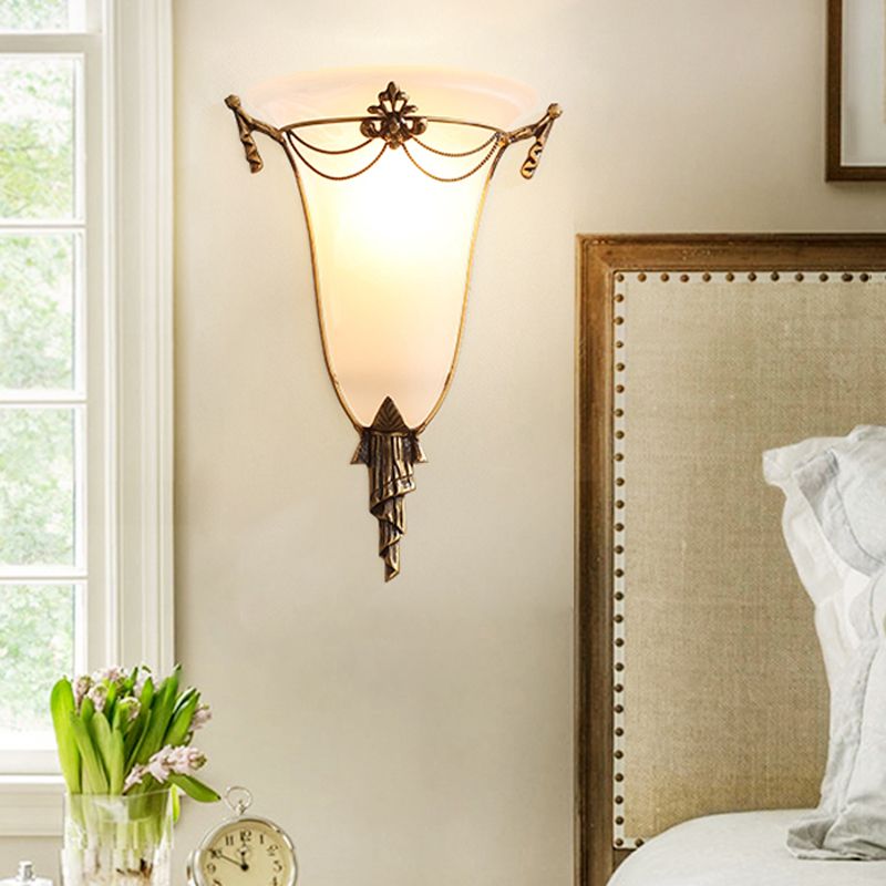 Brass Bell Sconce Traditionary Opal Glass 1 Luce montata a parete per il letto