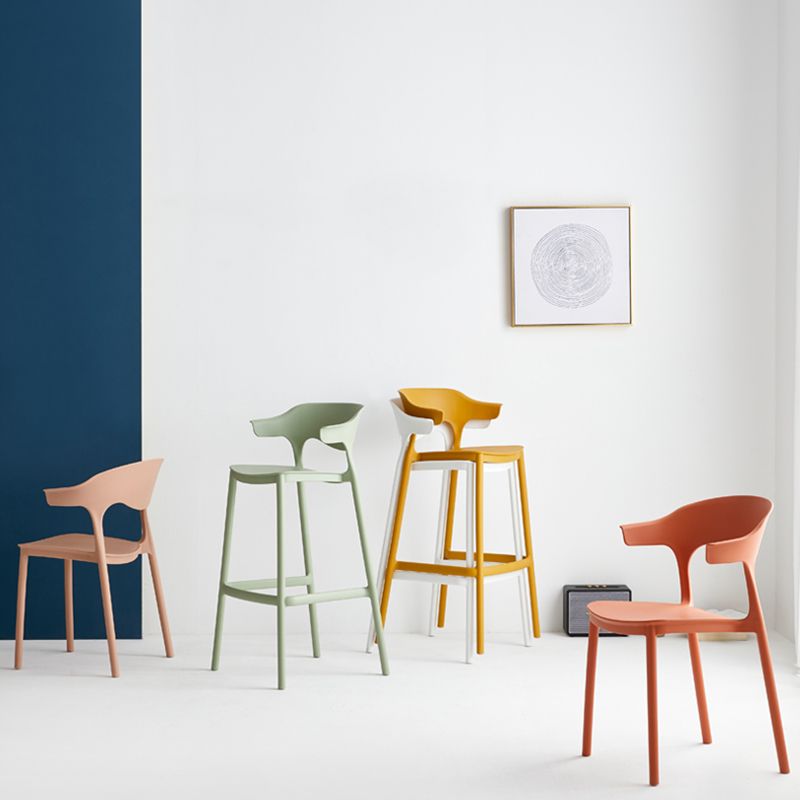 29-Zoll-Moderne Counter Bar Stool bewaffneter Plastik-Innenstuhl mit Fußstütze