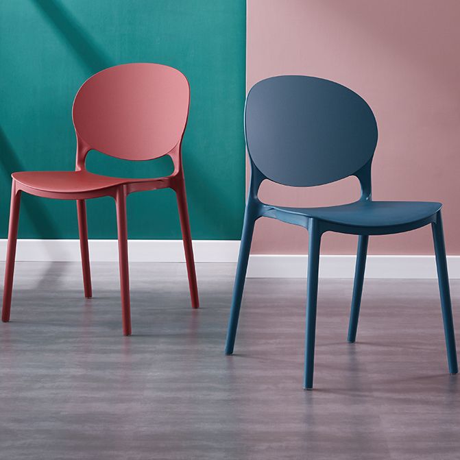 Silla de comedor de plástico escandinavo con respaldo abierto y acabado mate