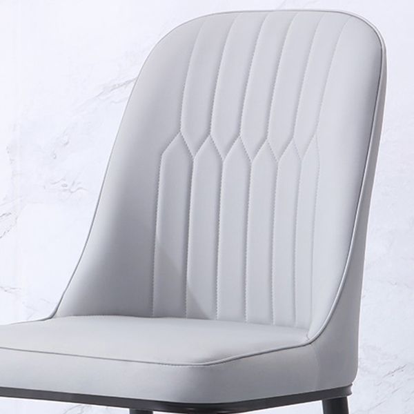 Chaise d'appoint contemporaine à la maison, chaise de salle à manger rembourrée en métal à dossier solide