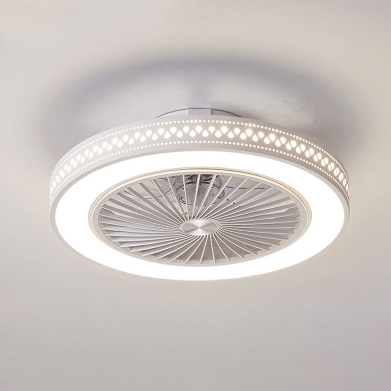 Weiße ausgehöhlte Lüfterlampenleuchte moderne LED-Metall-Halbblüte für Schlafzimmer