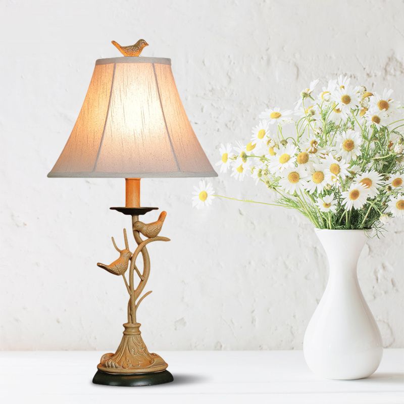 Lampada da tavolo kaki a 1 lampadina Lampada da comodino svasata in tessuto country con decorazione di ramoscello e uccello