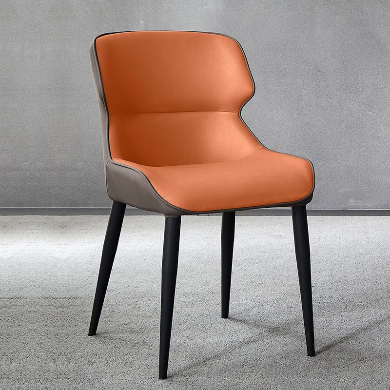 Chaise de salle à manger de style scandinave en métal.