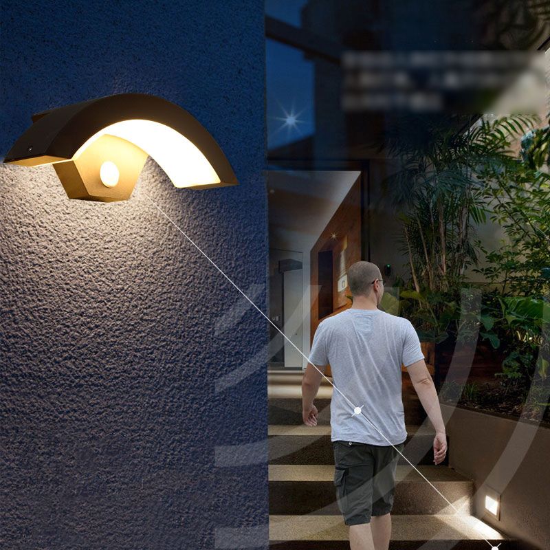 Geometric Shade Metal Wall Sconce Modern Style Single Light Wall Mounted Light in Black