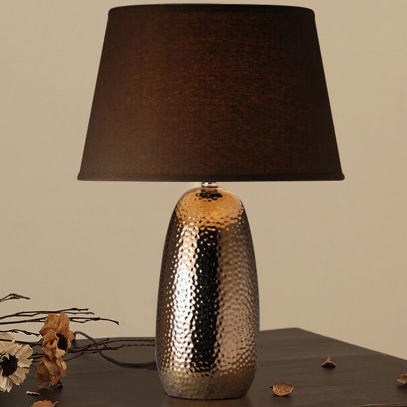 Lámpara de mesa posmoderna Cerámica de cono de 1 luces Luz de mesa marrón para dormitorio
