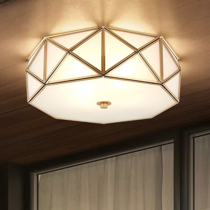 Geometrische plafondlamp in koloniale stijl, koperen binneninbouw met witte glazen kap