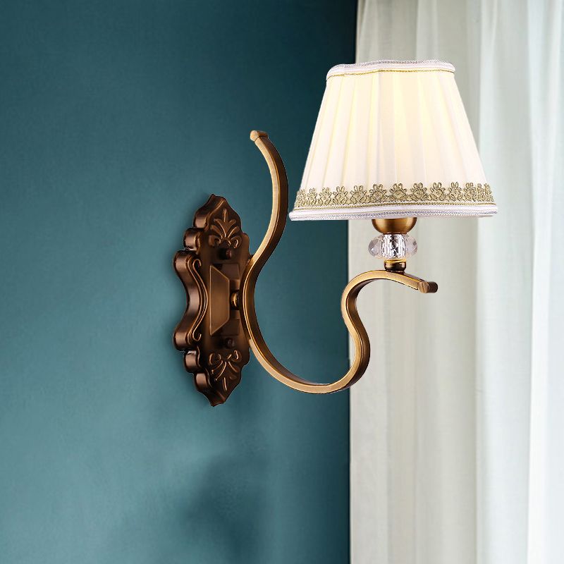 Gouden geplooide schaduw Wand SCONCE Traditionele stof 1/2-Bulb Wondkamer Wandgemonteerd licht met kristallen accent