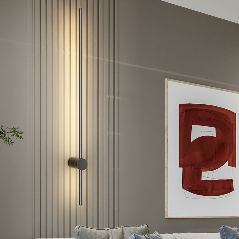 Éclairage mural de forme linéaire en métal