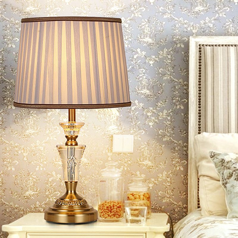 Lámpara de mesa de noche contemporánea de 1 bombilla, luz de libro de lectura de cono dorado con pantalla de tela