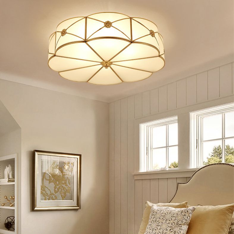 Luminaria dorada montada en el techo Vidrio de estilo tradicional con sombra cerca de la iluminación del techo