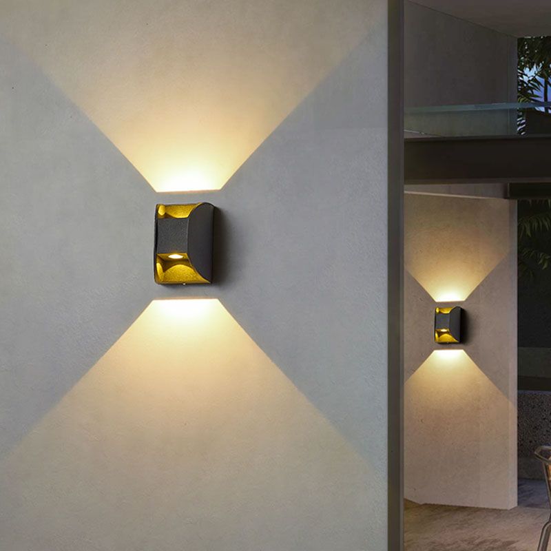 Prononi murali minimalisti contemporanei su e giù per il corridoio del portico