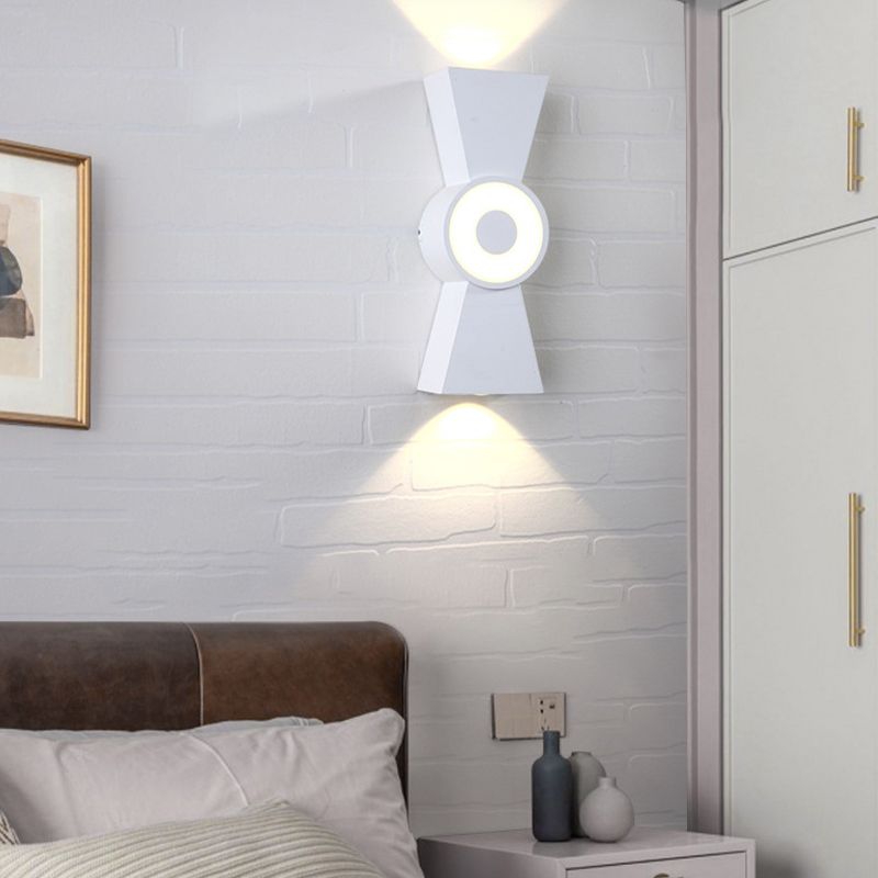 Contemporary Wall Light in Black / White Aluminum Wall Mount