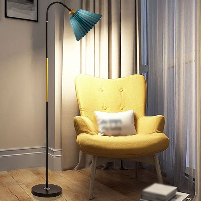 Moderne eenvoudige ijzeren vloerlamp kleurrijk lamp vloerlicht met stoffen schaduw voor slaapkamer