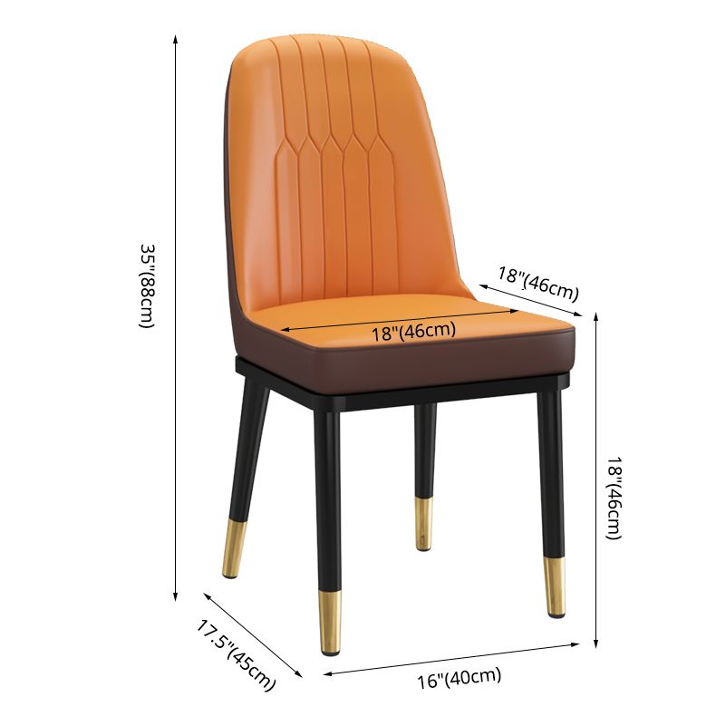 Chaises de salle à manger en métal de style scandinave.