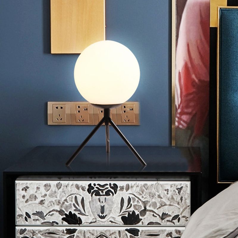 Distanza di sfera di vetro opale Lumo moderno 1 lampada da tavolo notturno in oro/nero con treppiede in metallo