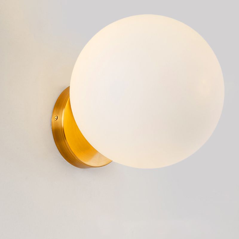 Minimalist 1 Glühbirne Nachtleuchte leichte matte weiße Glaskugel Wandhalterung in Gold