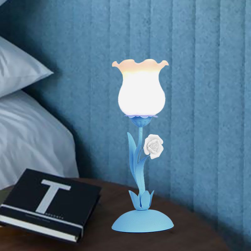 Pastoral Rosenknospetisch Licht 1 Kopf Opal Mattglas Nachttisch Lampe mit rosa/blau/grüner Rebe