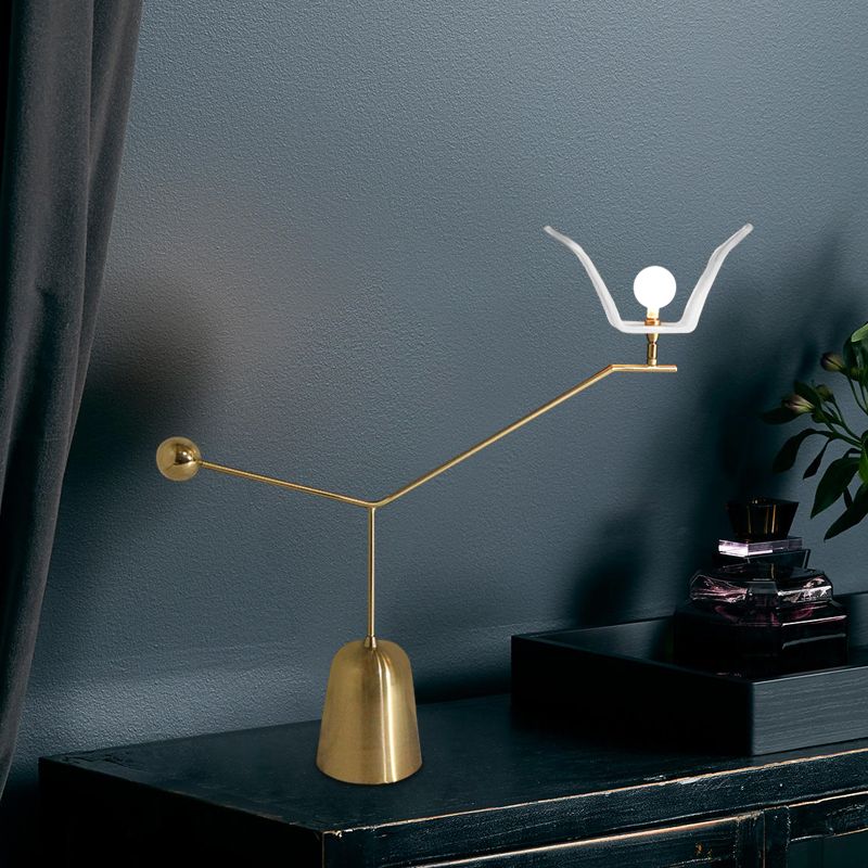 Lampada da tavolo lineare ad angolo metallico Lampada da comodino modernista a LED con finitura dorata per casa da tè