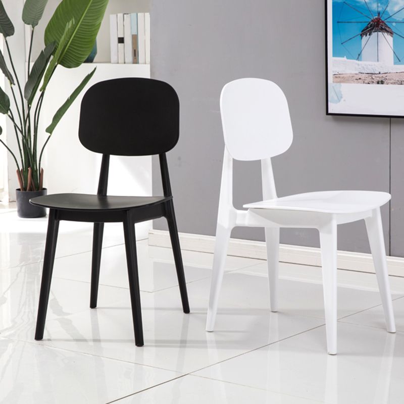 Chaise de salle à manger en plastique de finition mate, chaise de salle à manger à dossier ouvert empilable