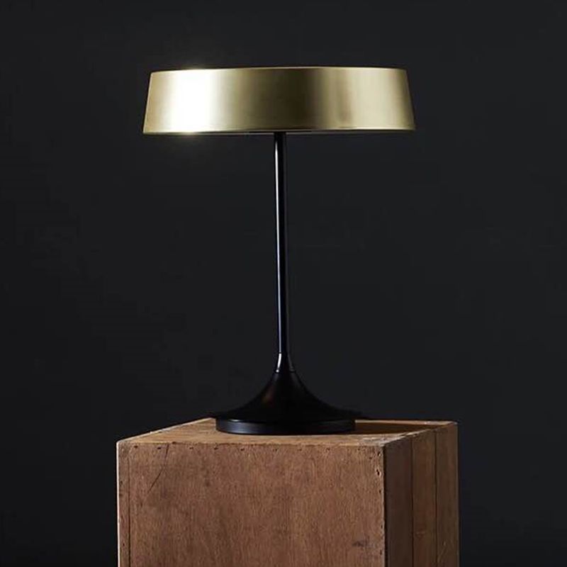 Lampada da tavolo a forma di tamburo in metallo stile minimalista LED per camera da letto e lampada da notte