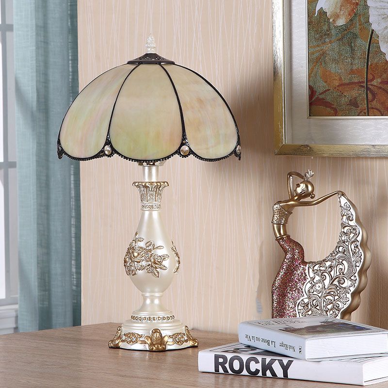 Lámpara de mesa de vidrio beige de beige de pétalos clásicos pétalos con base de jarrón tallado