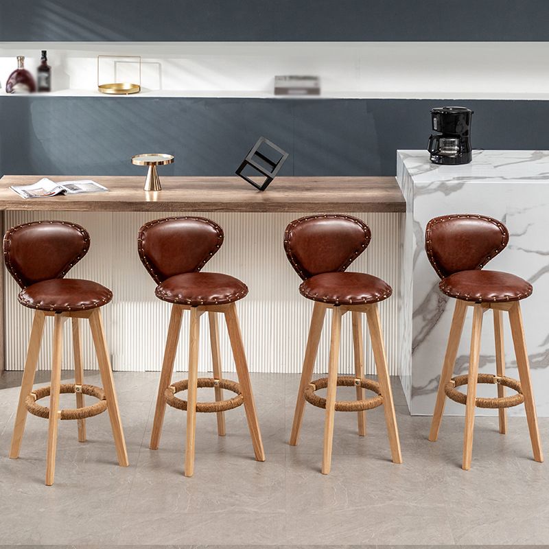 Skandinavische Holzleder -Theschleerhocker Low -Back -Barhocker mit runden Sitz