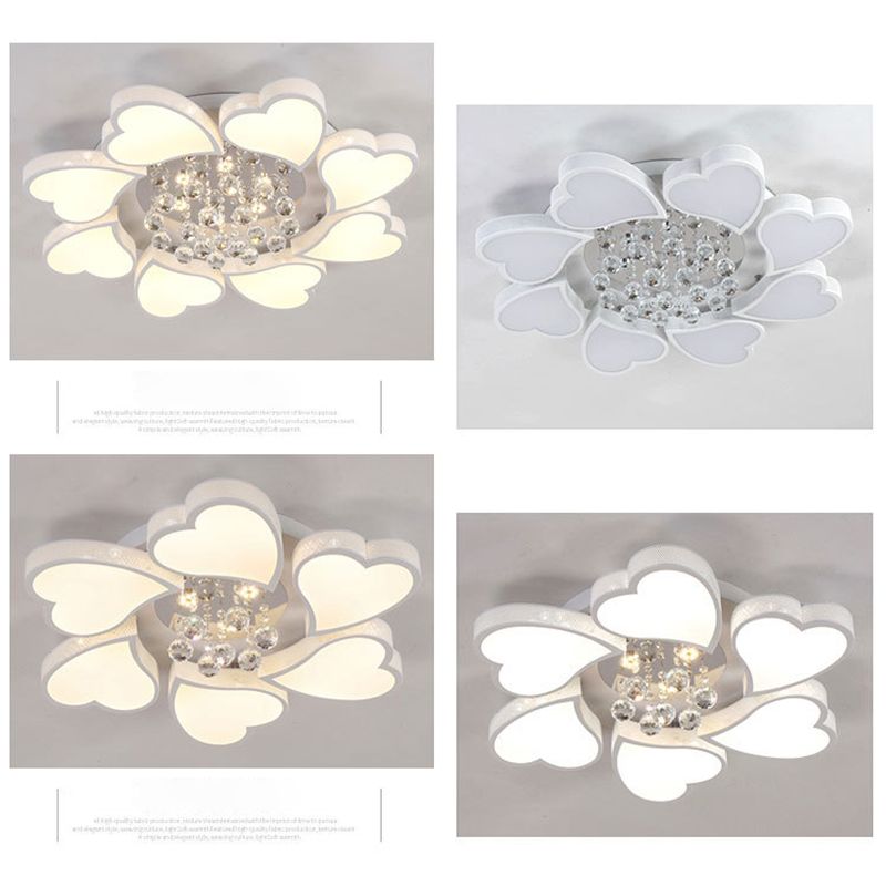 Luce al soffitto acrilico a forma di marcia semi -filo a forma di cuore bianco con sfere di cristallo