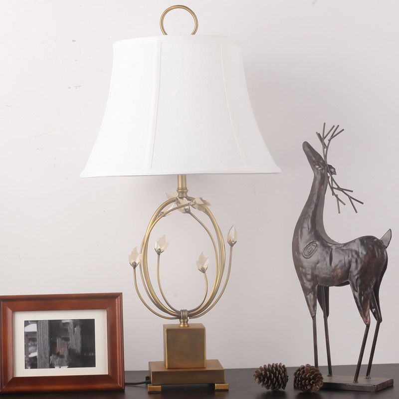 Tabla de dormitorio de campana con paneles Tabla ligera 1 lámpara de bulbo de noche moderna en blanco con decoración de cristal