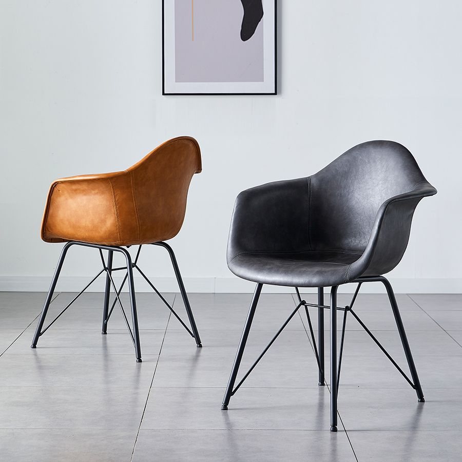 Chaise de salle à manger en cuir des fauteuils à manger à dos solide avec des jambes en métal noir
