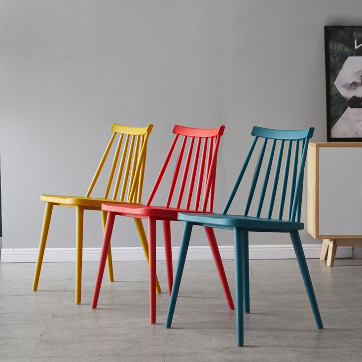 Sedia da cucina in plastica scandinava.