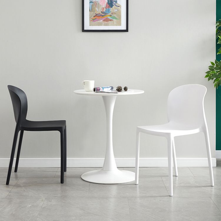 Chaise d'appoint de salle à manger empilable en plastique Chaises de salle à manger sans accoudoirs à dossier solide (Ensemble de 4)