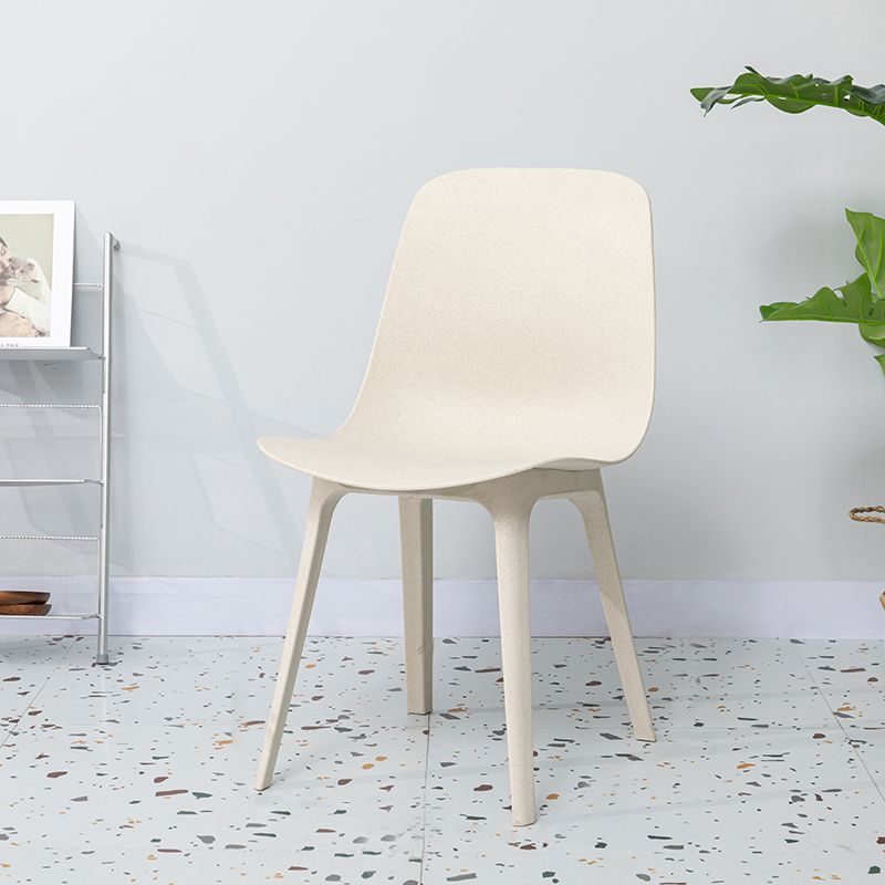 Sedia da pranzo in plastica in plastica in stile contemporaneo.