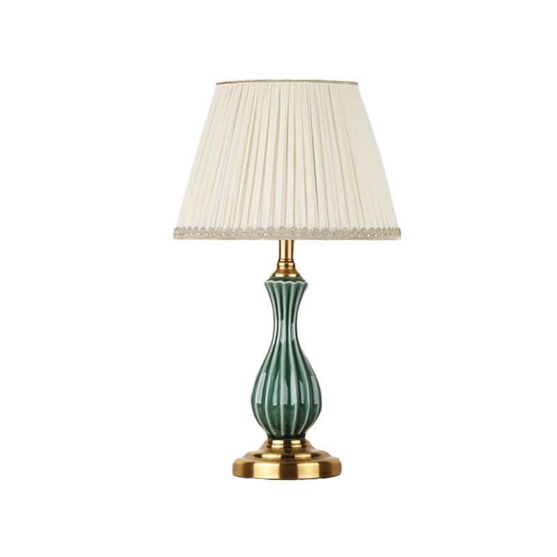 1 Glühbirnen-Stofftischlampe Traditionelle weiße, überbesserte/konische Schlafzimmer-Nachttischbeleuchtung mit Keramik-Urnen-Förster-Basis