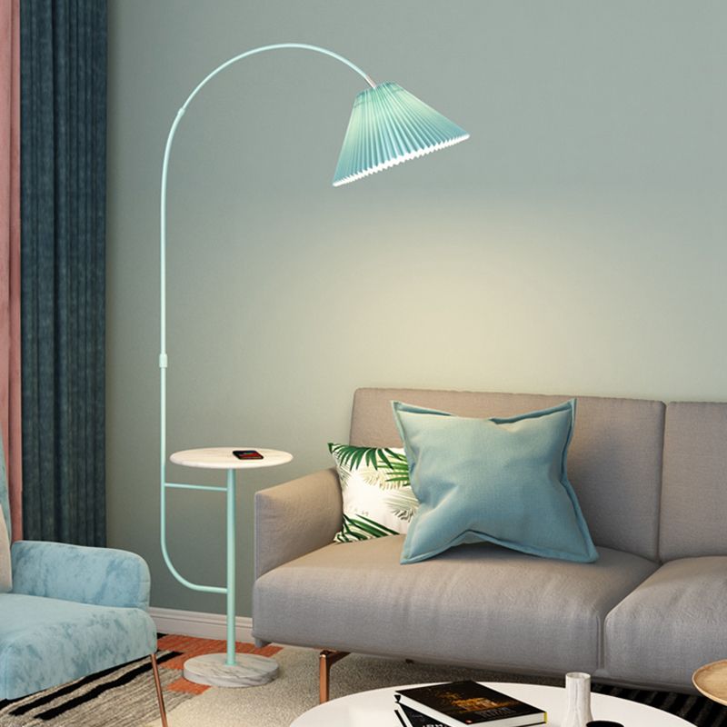 Lámpara de lectura de piso de metal moderna Luz de piso de 1 luz con escritorio para dormitorio