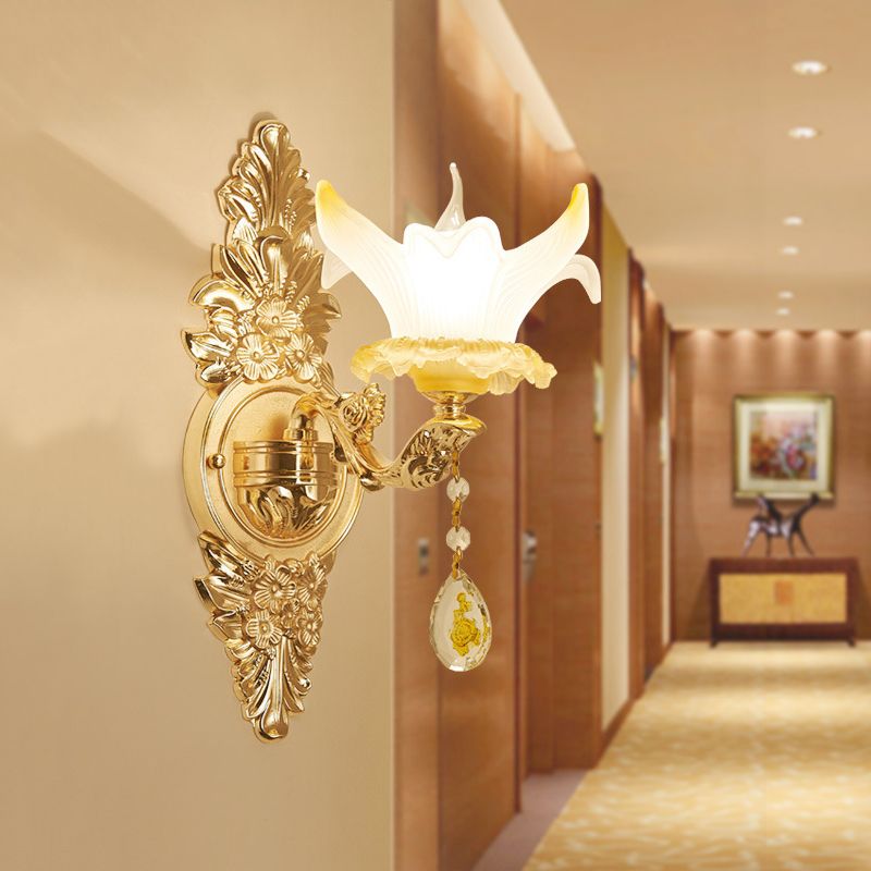 Petal Wall Sconce Vintage Verre Opale Verre d'opale 1/2-Bulb Gold Wall Lightture With Teardrop Crystal Deco