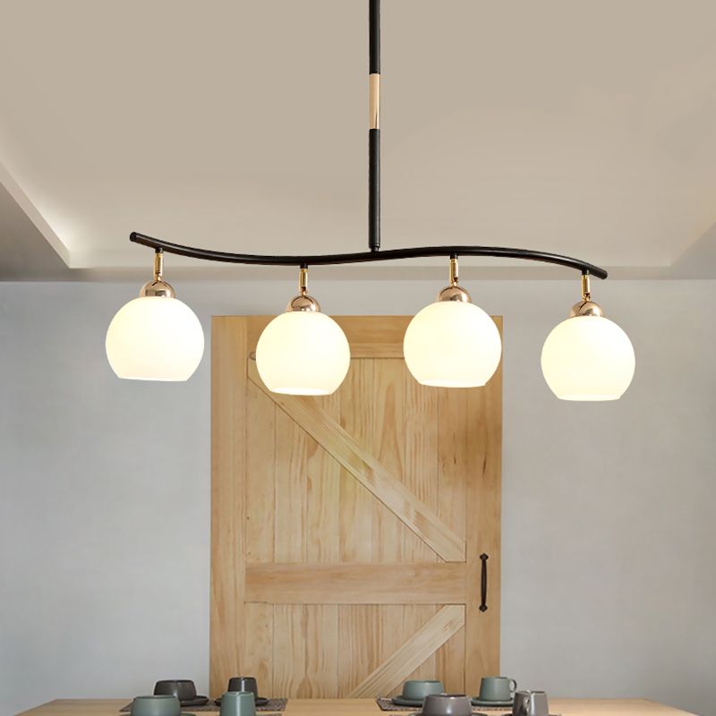 Linearer Kronleuchter moderner Metall 4-Kopf-Black Hanging Leuchte mit Kugel Opalglas Schatten
