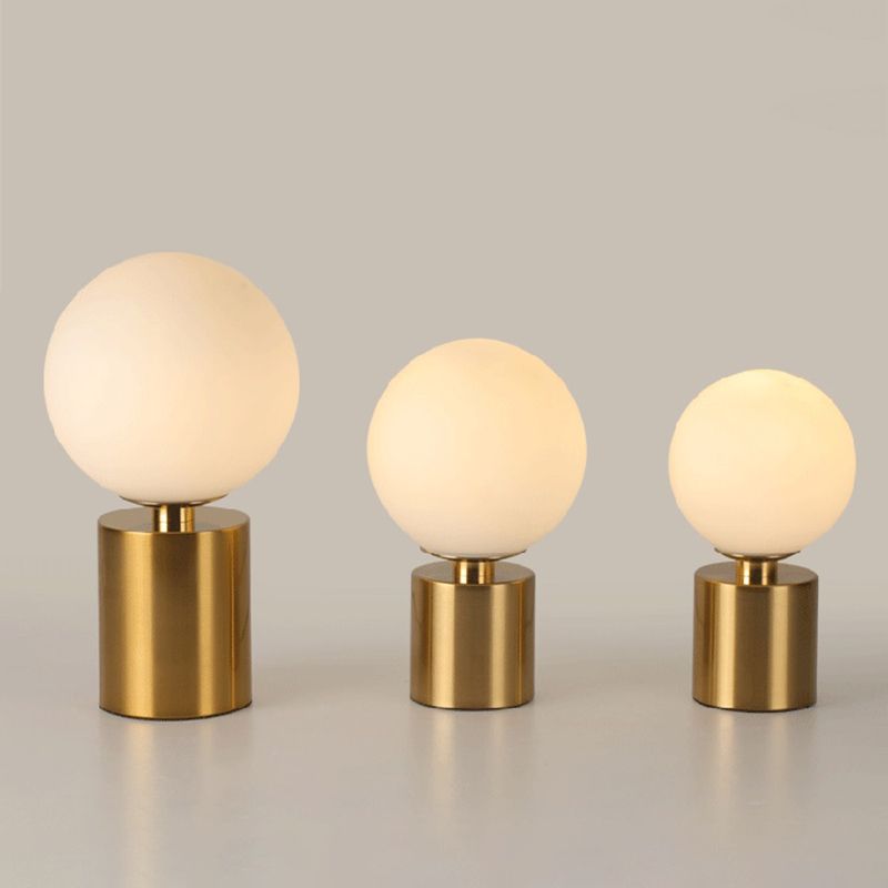 Lámpara de mesa global de estilo simple Vidrio 1 Bulbo Bomberna de la noche Luz de stand